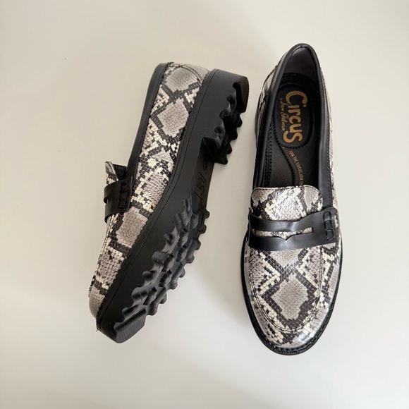 Circus by Sam Edelman Women Snakeskin Loafers Black Trim 8.5 Chunky Sole Trendy - Picture 2 of 6